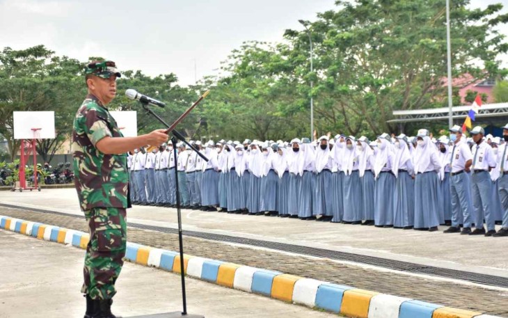 Danrem 091/ASN Brigjen TNI Dendi Suryadi saat memberikan pengarahan di SMAN 10 Samarinda 