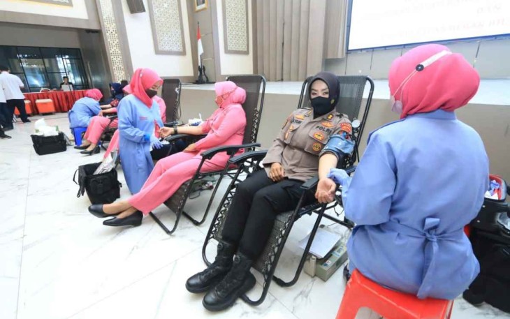 Pelaksanaan donor darah Polwan Polda Jatim di Surabaya 