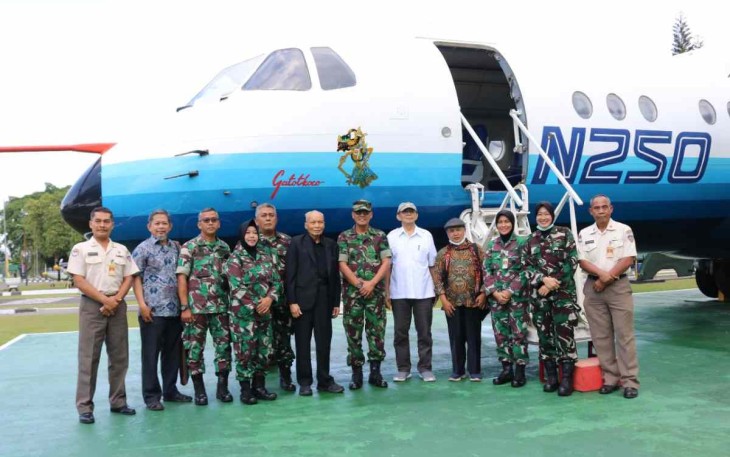 Swafoto Prof Wardiman (kemeja hitam) bersama jajaran Muspusdirla 