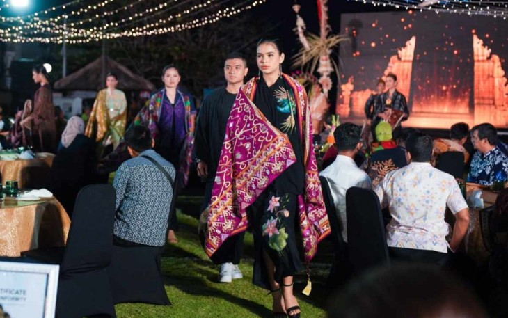 Fashion show dalam ajang Cerita Kriya di Tanjung Benoa Bali