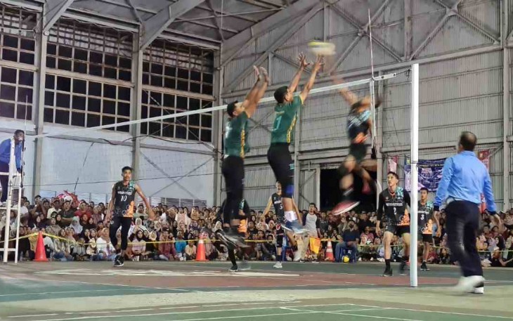 Jual beli spike final turnamen Volley Walikota di hanggar Lanud Maimun Saleh