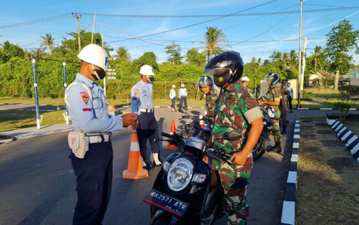 Personel Satpomau Lanud Maimun Saleh saat memeriksa kelengkapan surat kendaraan prajurit