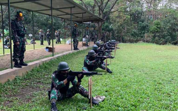 Latihan menembak dengan posisi duduk menggunakan senapan Laras panjang