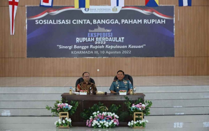 Pangkoarmada III Laksamana Muda TNI Irvansyah saat mensosialisasi cinta bangga paham rupiah 