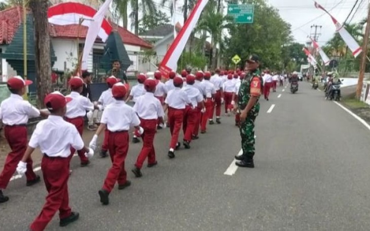 Lomba gerak jalan peringati HUT Kemerdekaan RI ke-77 di kelurahan Sidoharjo 