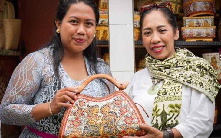 Komang Kirtania seniman asal Bali dengan hasil karyanya