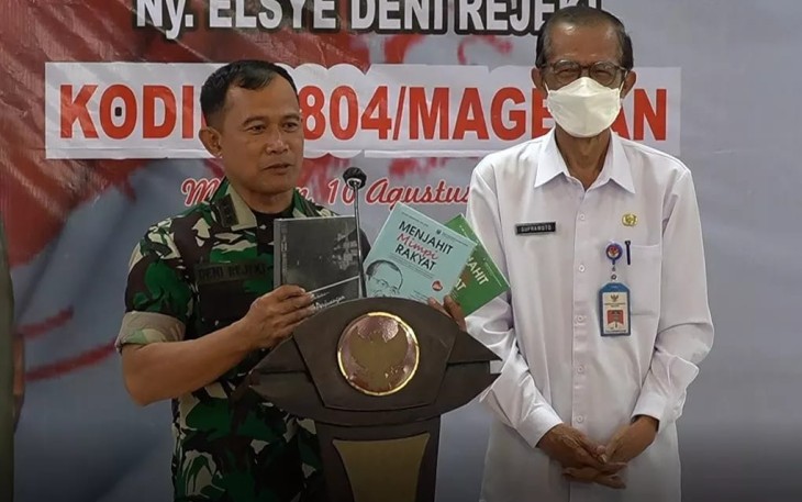 Danrem 081/DSJ Kolonel Inf Deni Rejeki saat menerima buku sejarah perjuangan veteran Magetan 