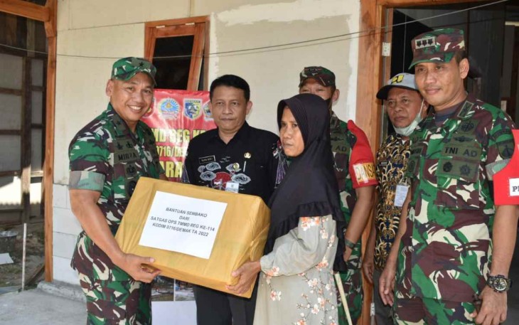 Irdam IV/Diponegoro Brigjen TNI Mirza Agus saat memberi bantuan sembako warga