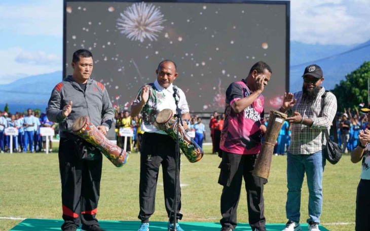 Pangdam XVIII/Kasuari Mayjen TNI Gabriel Lema saat membuka Liga Pelajar Piala Pangdam