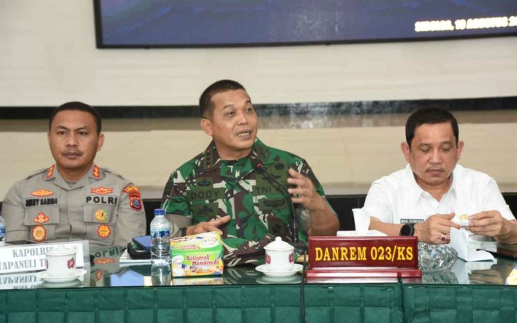 Danrem 023/KS Kol Inf Dodi Triwinarto saat pimpin rapat 