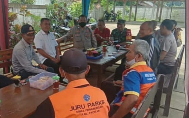 Serda Faisal saat komsos bersama warga binaanya di desa Tulakan