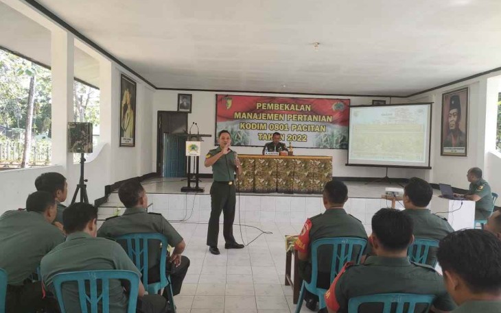 Sea Lendra saat memberikan manajemen pertanian kepada babinsa