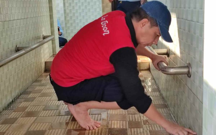 Kalapas Cilegon Sudirman Jaya saat membersihkan tempat wudhu