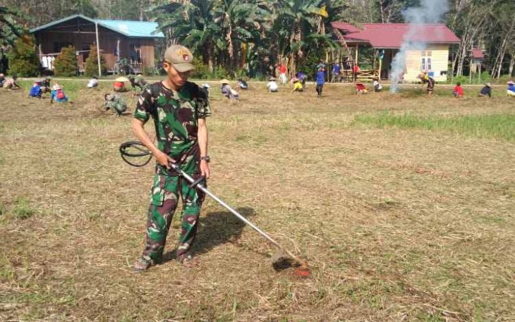 Serda Khoirul saat memotong rumput bersihkan lingkungan dusun Sepan Padang desa Bahenap