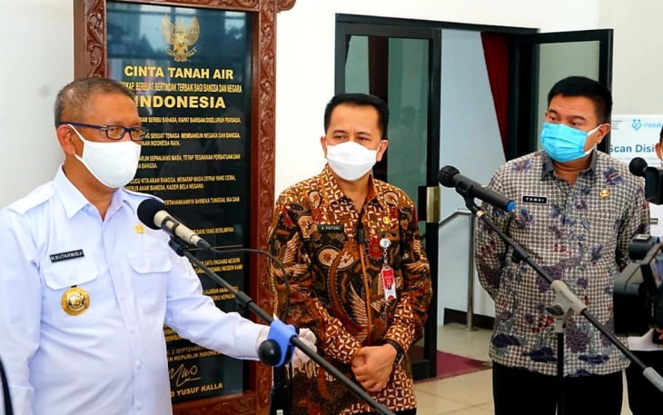 Dirjen Bina Keuda Agus Fatoni saat memberikan keterangan di kantor gubernur Kalbar