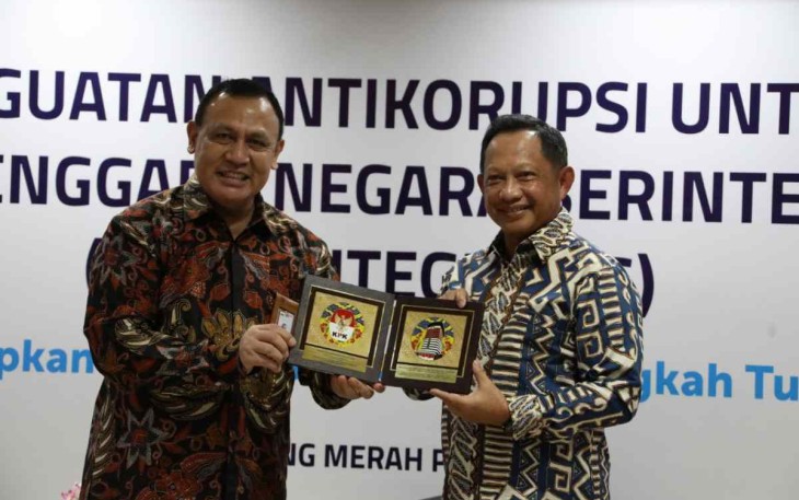Mendagri Tito saat menerima cenderamata dari Ketua KPK RI