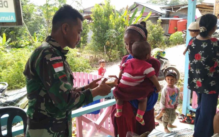Pelayanan kesehatan posyandu satgas Yonarmed 19/105 Trk Bogani di perbatasan 