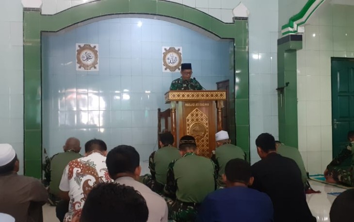 Anggota Korem 073/Mkt mengikuti Sholat Jumat di Masjid At Taqwa