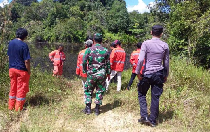 Serka Adri saat pengecekan embung bersama tim gabungan