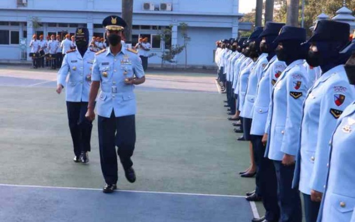 Dankoharmatau Marsda TNI Eddy Supriyono saat pengecekan personel dalam upacara HUT WARA ke-59 