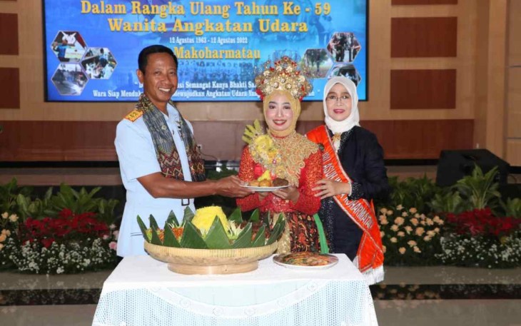 Dankoharmatau Marsda TNI Eddy Supriyono saat pemotongan tumpeng syukuran HUT WARA ke-59 