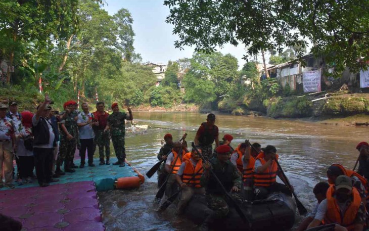 Pembersihan sungai dalam ajang festival Ciliwung Kopassus 2022