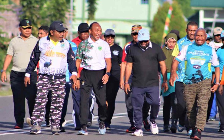 Pangdam Kasuari Mayjen TNI Gabriel Lema saat jalan sehat bersama tokoh adat dan masyarakat Papua di Makodam 