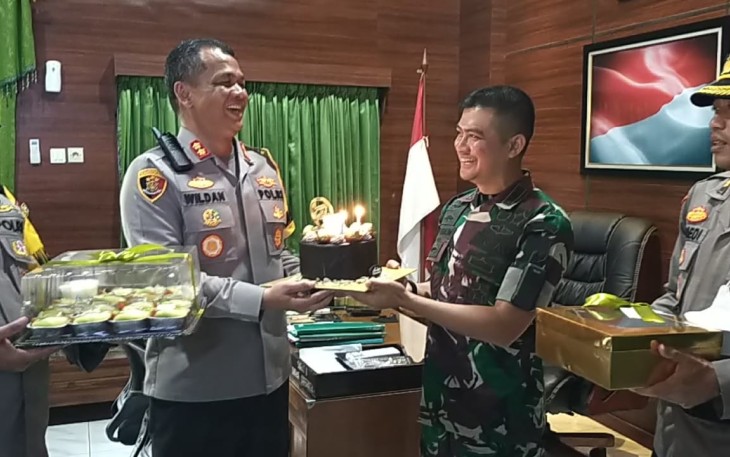 Kapolres Pacitan saat memberikan kue Ultah Dandim