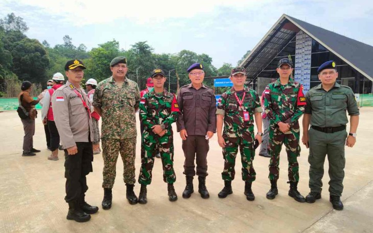 Swafoto satgas Yonif 645/Gty bersama KJRI Kucing dan Tim SDMC Sarawak Malaysia 