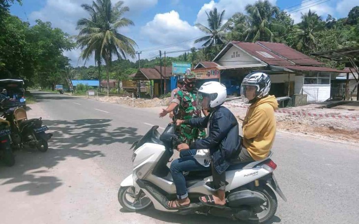 Personel Koramil 04/Sangasanga saat operasi yustisi prokes warga kecamatan Sangasanga