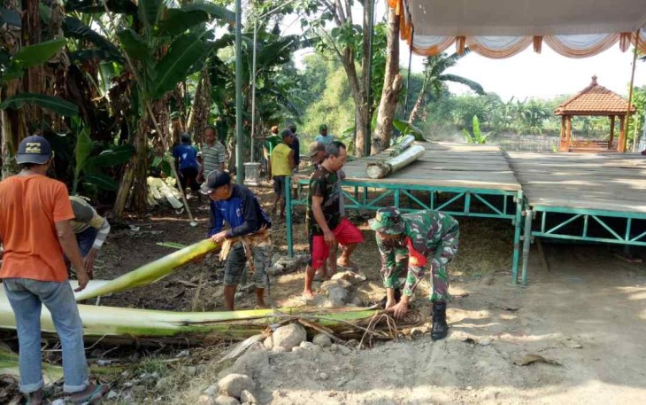 Serma Markoban bersihkan lingkungan bersama warga sambut tradisi Nyadran