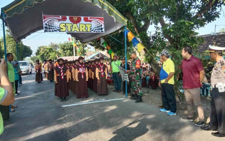 Danramil 09/Saradan Kapten Inf Heru Purnomo saat melepas peserta lomba gerak jalan