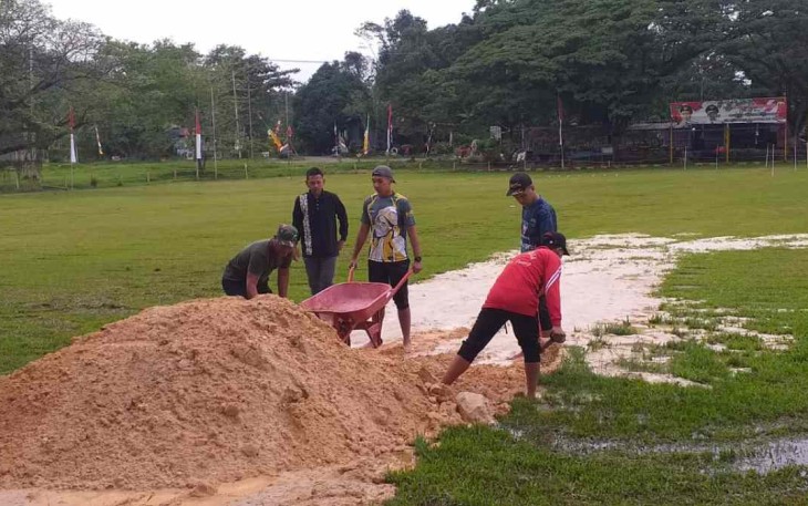 Personil Koramil 04/Sangasanga saat perbaiki lapangan upacara