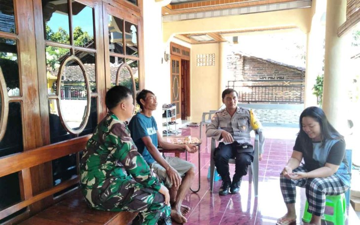 Sertu Arbangi saat komsos sambangi kediaman warga binaannya