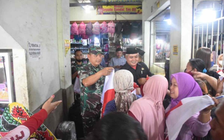 Dandim 0803/Madiun Letkol Inf Meina Helmi saat bagikan bendera merah putih bersama wakil bupati