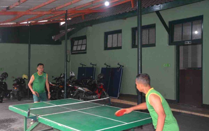 Danrem 073/Mkt tenis meja bersama prajurit Korem