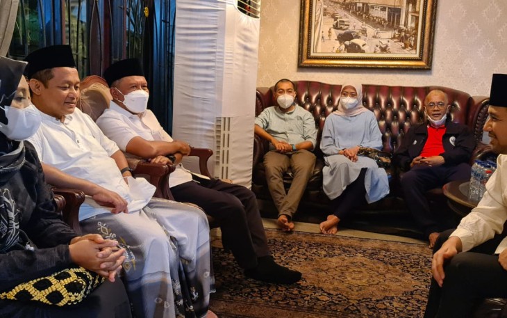 Ketua Golkar Jawa Timur Muhammad Sarmuji melakukan takziah ke rumah wakil gubernur Jatim Emil Dardak di Jakarta, Minggu (21/8/2022) 