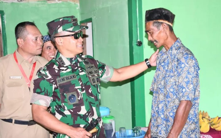 Danrem 081/DSJ Kolonel Inf Deni Rejeki saat meninjau rutilahu warga