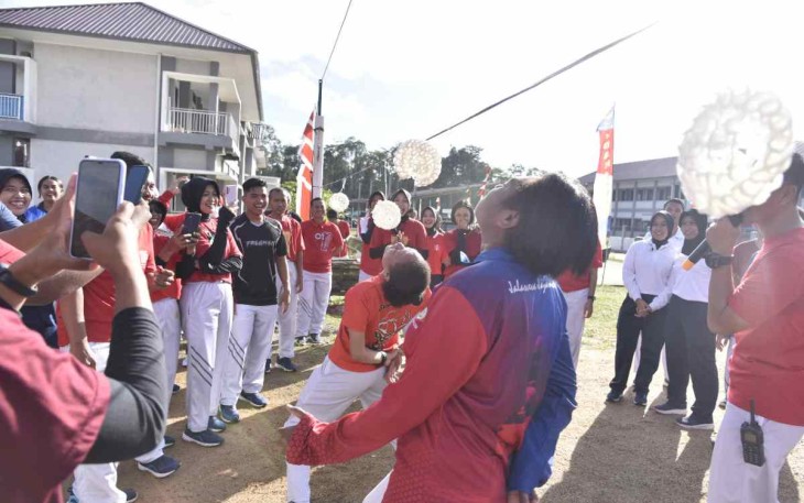 Kemeriahan lomba makan kerupuk di Koarmada III
