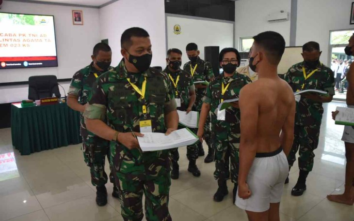 Danrem 023/KS Kol Inf Dodi Triwinarto saat cek Casis Bintara PK TNI AD 