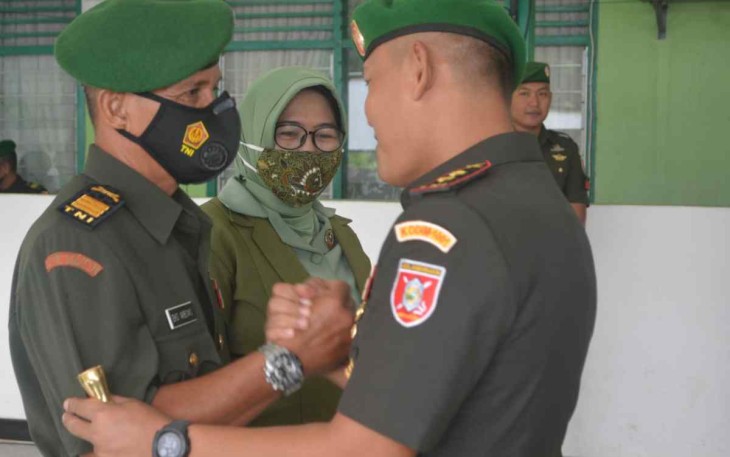 Dandim 1001/HSU-BLG Letkol Inf Dhuwi Hendradjaja saat melepas prajurit terbaiknya 