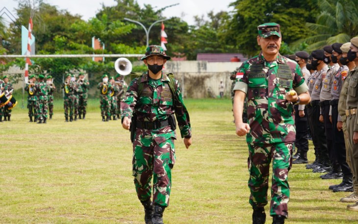 Pengecekan pasukan dalam upacara penutupan  TMMD 
