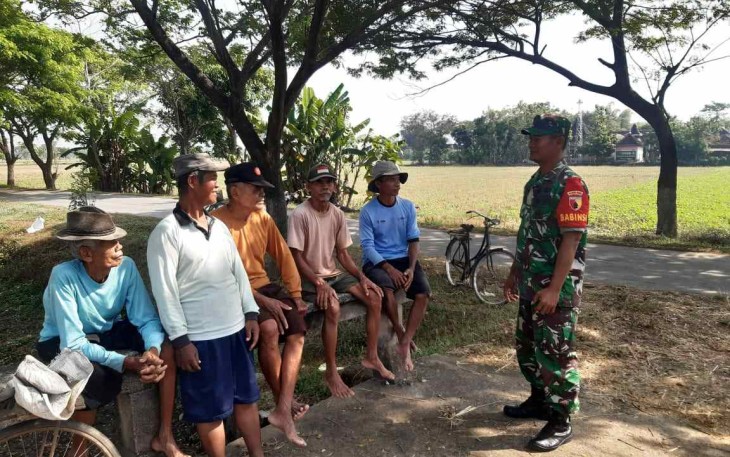 Serda Sujiono saat himbau kelompok tani di wilayah binaan