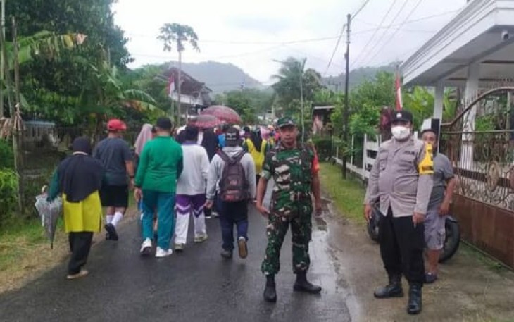 Sertu Puji saat pengamanan kegiatan jalan sehat di wilayah binaan 
