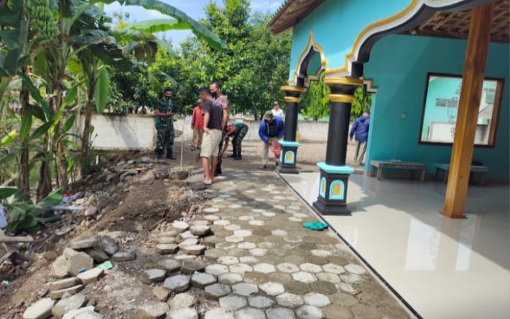Serda Suradi saat bersama warga binaan gelar karya bakti bersihkan masjid