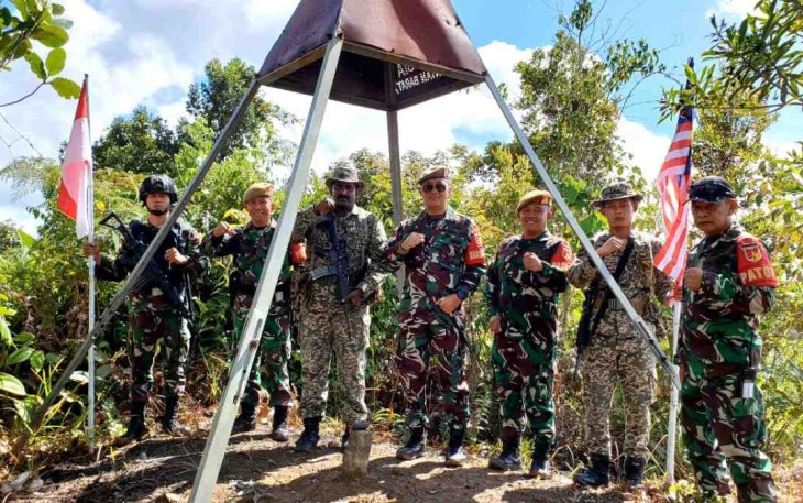 Foto bersama saat patroli gabungan patok perbatasan 