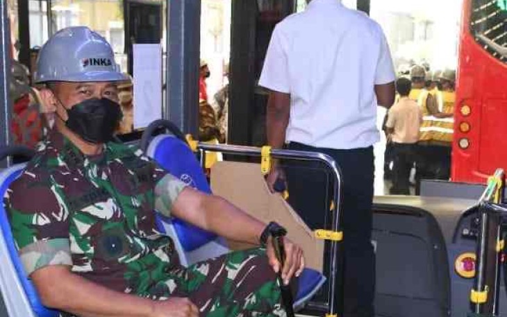 Danrem 081/DSJ Kolonel Inf Deni Rejeki saat menaiki bus KTT G20