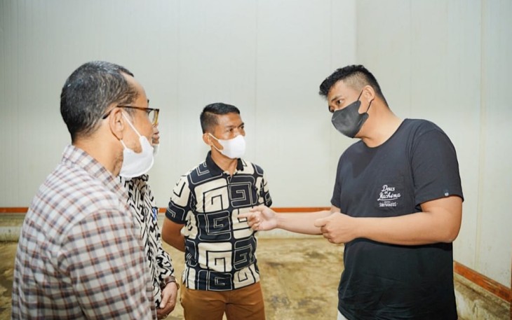 Walikota Medan saat pengecekan gudang