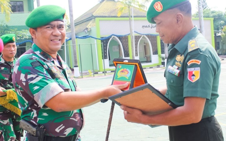 Dandim 0813/Bojonegoro saat memberikan cenderamata anggotanya purna tugas