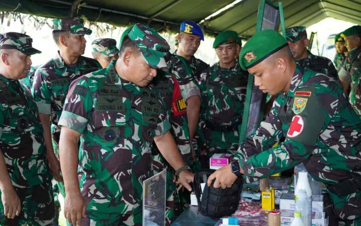 Kasad Jenderal TNI Dudung Abdurachman periksa kelengkapan prajurit Yonif 143/TWEJ 